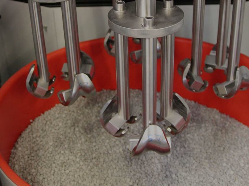 Rotary vibratory finishing bowl with ceramic media
